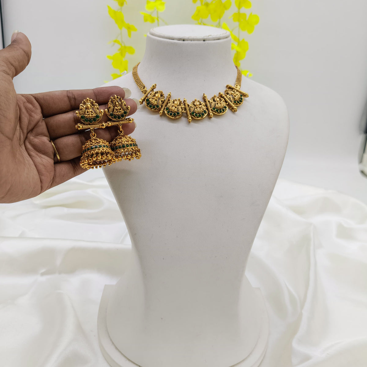 Green lakshmi choker